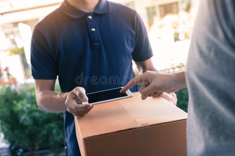 How To Choose Fast , Cost Effective &amp; Trustworthy International Courier Service