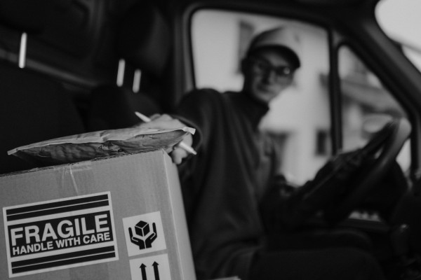 <strong>How Can We Send a Shipment Safely By an International Courier?</strong>