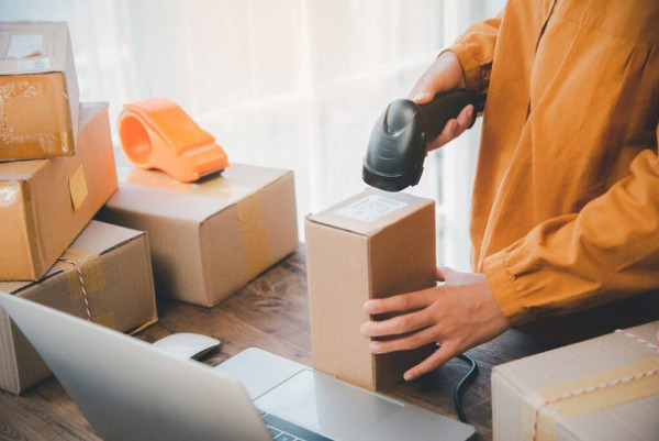 How International Couriers Help You Connect with Family and Friends Worldwide